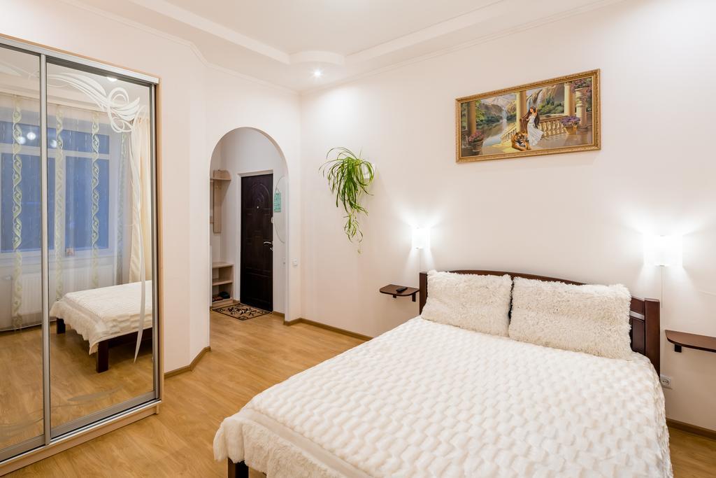 Apartment On Khmelnytskogo Street Lviv Dış mekan fotoğraf