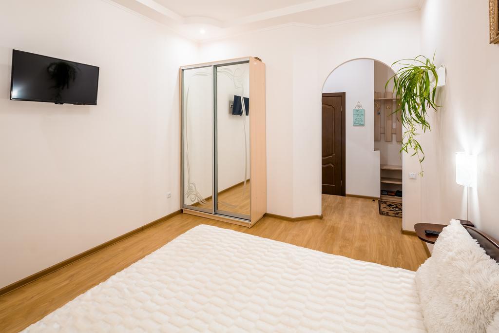 Apartment On Khmelnytskogo Street Lviv Dış mekan fotoğraf